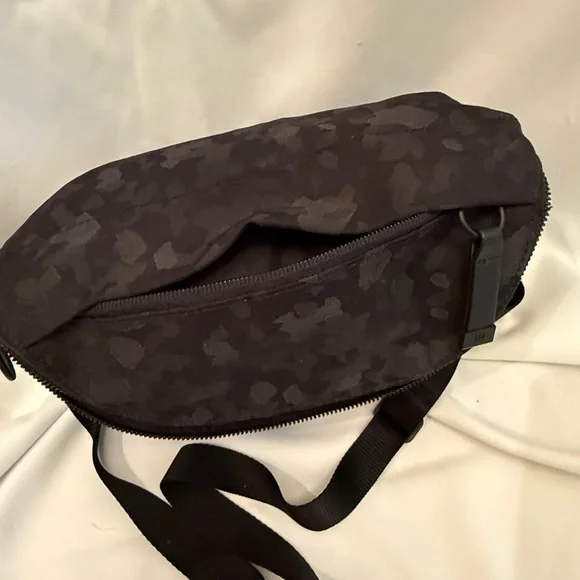 Lululemon All Night Festival Bag Black/grey camo 5L Crossbody Bag - Picture 4 of 6